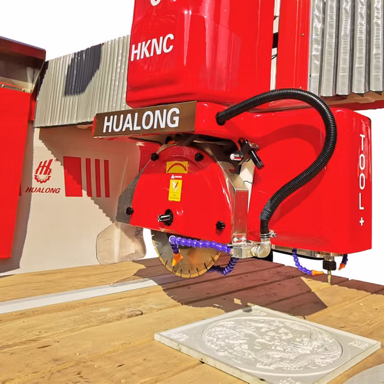 Hualong 工場は、Siemens、Schneider Electric、Hiwin リニアガイドなどの高品質のアクセサリを備えた低コストのブリッジソー石切断機を提供しています。